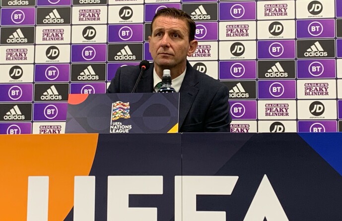 <strong>MISORNØYD MED RESULTATET:</strong> Nord-Irland-trener Ian Baraclough hadde litt å svare for da han dukket opp på pressekonferansen på Windsor Park. Foto: Tore Ulrik Bratland <strong>MISORNØYD MED RESULTATET:</strong> Nord-Irland-trener Ian Baraclough hadde litt å svare for da han dukket opp på pressekonferansen på Windsor Park. Foto: Tore Ulrik Bratland