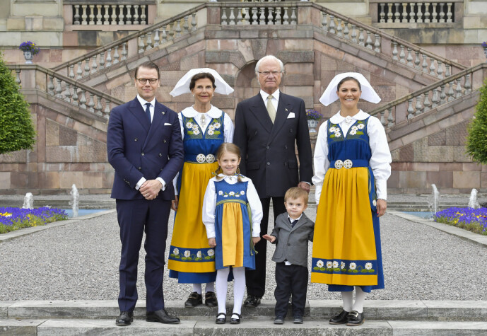 <strong>SMEKNAMN:</strong> Kong Carl Gustaf og dronning Silvia med kronprinsesse Victoria (Oja) og prins Daniel samt barna Estelle og Oscar i 2018.
Foto: Jonas Ekströmer/TT / NTB scanpix <strong>SMEKNAMN:</strong> Kong Carl Gustaf og dronning Silvia med kronprinsesse Victoria (Oja) og prins Daniel samt barna Estelle og Oscar i 2018.
Foto: Jonas Ekströmer/TT / NTB scanpix