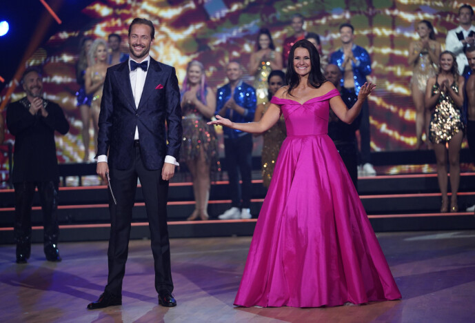 <strong>AVSTAND:</strong> Også programlederne Anders Hoff og Katrine Moholt holdt avstand under lørdagens sending. Foto: Espen Solli / TV 2 <strong>AVSTAND:</strong> Også programlederne Anders Hoff og Katrine Moholt holdt avstand under lørdagens sending. Foto: Espen Solli / TV 2