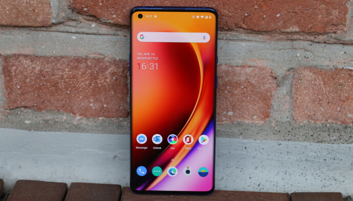 OnePlus 8 Pro er en av få telefoner som kan laste ned Android 11-oppdateringen allerede nå. Foto: Martin Kynningsrud Størbu OnePlus 8 Pro er en av få telefoner som kan laste ned Android 11-oppdateringen allerede nå. Foto: Martin Kynningsrud Størbu
