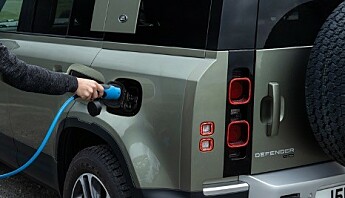 <strong>TO TIMER:</strong> Tiden det skal ta å lade Defender P400e sine batterier til 80 prosent. Foto: Land Rover <strong>TO TIMER:</strong> Tiden det skal ta å lade Defender P400e sine batterier til 80 prosent. Foto: Land Rover