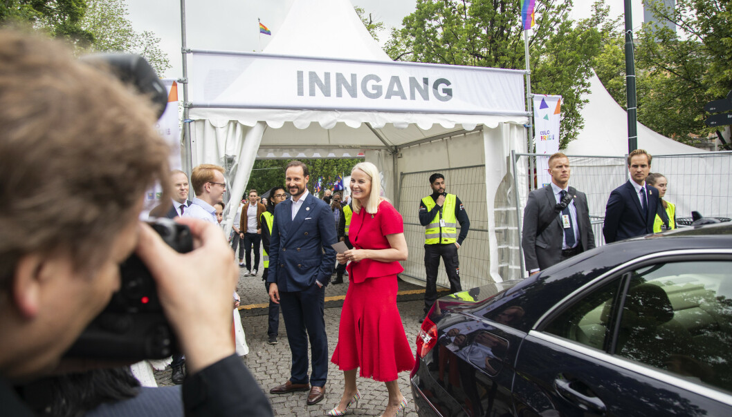 <strong>STØTTESPILLERE:</strong> I fjor besøkte det norske kronprinsparet Pride Park i Oslo, sammen med ordfører Marianne Borgen. Dette var deres første besøk noen sinne. Foto: Ola Vatn / NTB Scanpix <strong>STØTTESPILLERE:</strong> I fjor besøkte det norske kronprinsparet Pride Park i Oslo, sammen med ordfører Marianne Borgen. Dette var deres første besøk noen sinne. Foto: Ola Vatn / NTB Scanpix