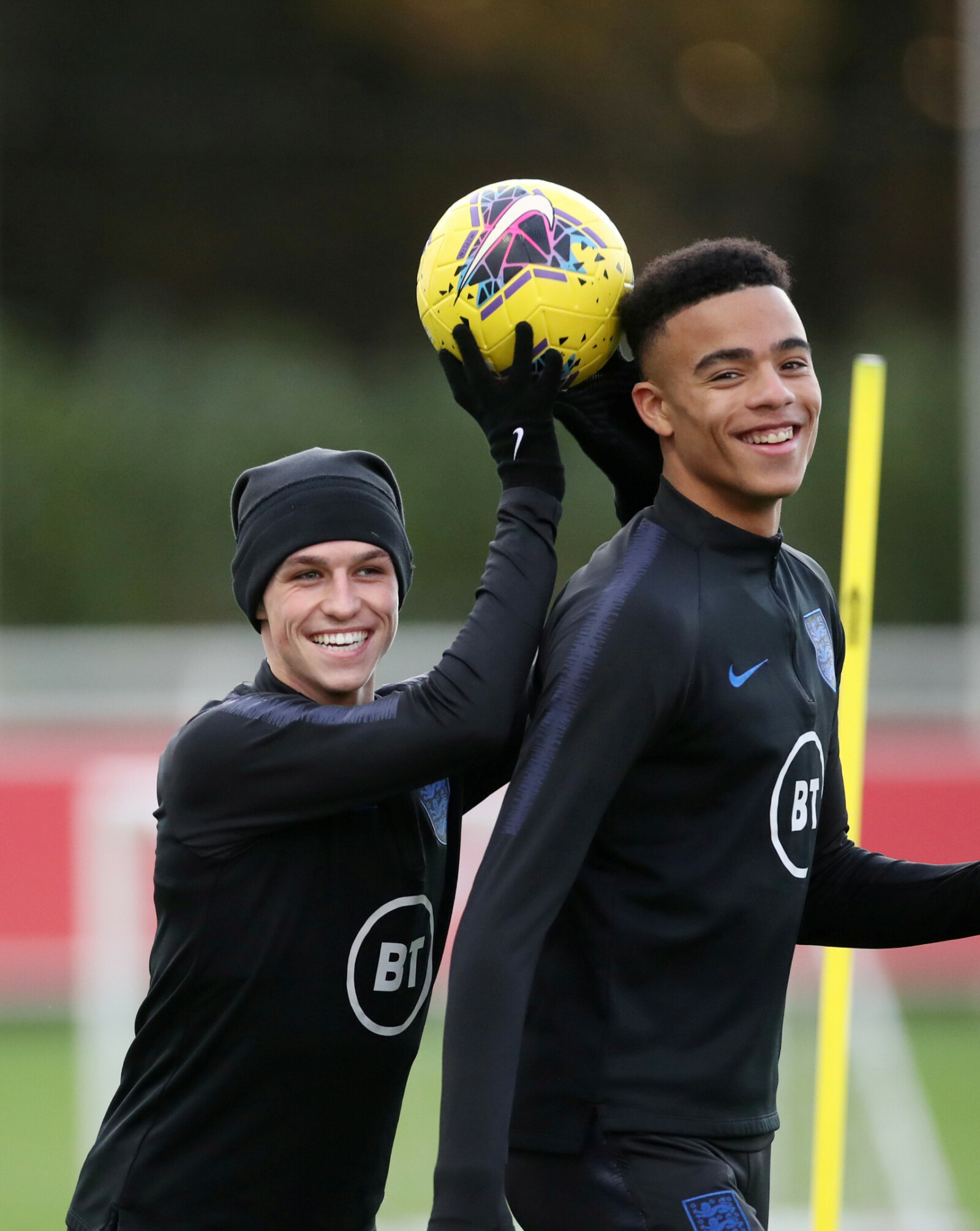 <strong>FIKK DAMEBESØK:</strong> Phil Foden (t.v.) og Mason Greenwood ble sendt hjem fra Englands landslagssamling. Foto: NTB scanpix <strong>FIKK DAMEBESØK:</strong> Phil Foden (t.v.) og Mason Greenwood ble sendt hjem fra Englands landslagssamling. Foto: NTB scanpix