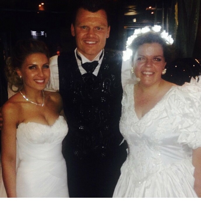 <strong>WEDDING CRASHER:</strong> – Kone tre og fire.
Nei, da, jeg bare tuller,
sier Else, som her er
fotografert ved siden
av John Arne Riise. FOTO: Privat <strong>WEDDING CRASHER:</strong> – Kone tre og fire.
Nei, da, jeg bare tuller,
sier Else, som her er
fotografert ved siden
av John Arne Riise. FOTO: Privat