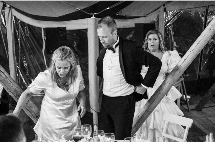 <strong>TITTEI:</strong> Når venninna di skal gifte seg, er det viktig ikke å ta
noe oppmerksomhet, sier Else, som tok på seg brudekjole
i Henriette Steenstrups bryllup. FOTO: Privat <strong>TITTEI:</strong> Når venninna di skal gifte seg, er det viktig ikke å ta
noe oppmerksomhet, sier Else, som tok på seg brudekjole
i Henriette Steenstrups bryllup. FOTO: Privat