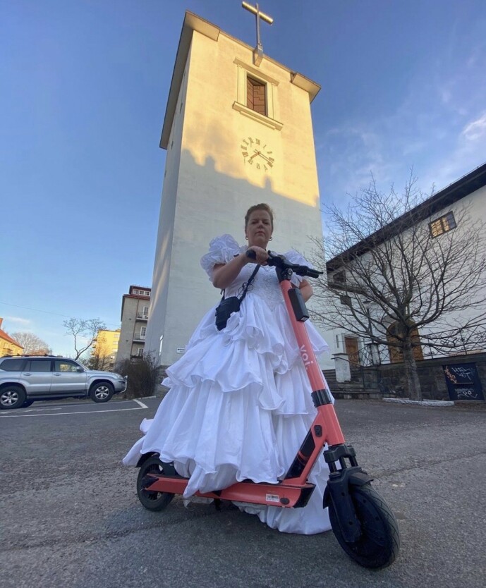 <strong>SA BRURA:</strong> – <i>Runaway
bride</i>, er Elses
kommentar til
dette bildet. FOTO: Privat <strong>SA BRURA:</strong> – <i>Runaway
bride</i>, er Elses
kommentar til
dette bildet. FOTO: Privat