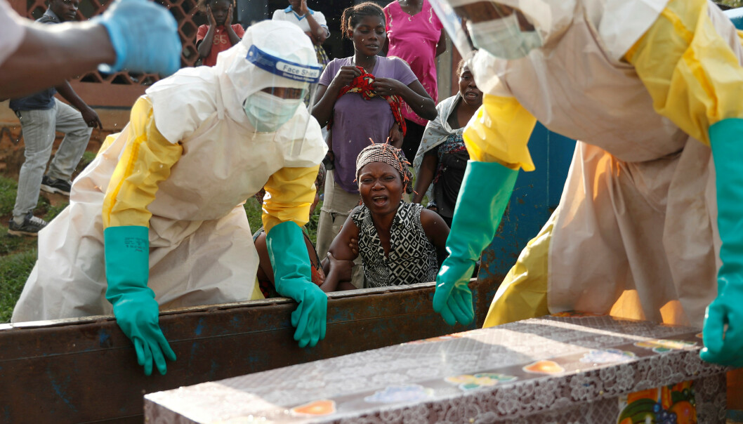 <strong>EBOLA:</strong> Ebola-utbruddet i 2014 er det største til nå, og det rammet tusenvis av mennesker, hovedsakelig i Vest-Afrika. Her begraver en mor sitt barn som ble antatt å ha dødd av Ebola i Beni, Kongo, i desember 2018. Foto: Reuters/NTB Scanpix <strong>EBOLA:</strong> Ebola-utbruddet i 2014 er det største til nå, og det rammet tusenvis av mennesker, hovedsakelig i Vest-Afrika. Her begraver en mor sitt barn som ble antatt å ha dødd av Ebola i Beni, Kongo, i desember 2018. Foto: Reuters/NTB Scanpix