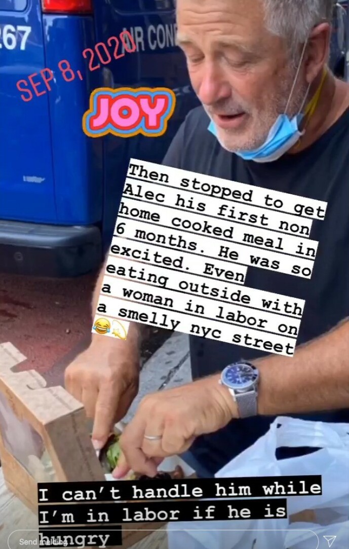 <strong>GATEMAT:</strong> Hilaria kunne også røpe at hun tok seg tid til en matbit med ektemannen gatelangs i New York - mens hun hadde rier. Foto: Skjermdump fra Instagram/ Hilaria Baldwin <strong>GATEMAT:</strong> Hilaria kunne også røpe at hun tok seg tid til en matbit med ektemannen gatelangs i New York - mens hun hadde rier. Foto: Skjermdump fra Instagram/ Hilaria Baldwin