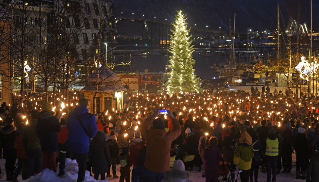 <strong>SLO RING OM FAMILIEN:</strong> Innbyggerne i Tromsø har vist mye støtte til faren og datteren som står igjen etter tragedien på Fagereng, og har blant annet samlet inn mye penger. Her fra en fakkelmarkering. Foto: Rune Stoltz Bertinussen / NTB scanpix <strong>SLO RING OM FAMILIEN:</strong> Innbyggerne i Tromsø har vist mye støtte til faren og datteren som står igjen etter tragedien på Fagereng, og har blant annet samlet inn mye penger. Her fra en fakkelmarkering. Foto: Rune Stoltz Bertinussen / NTB scanpix