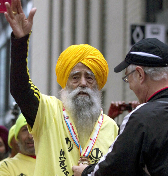 <strong>BRAGDLØPET:</strong> Fauja Singh har nettopp fullført Toronto Waterfront Marathon og fått sin medalje. 100 år gammel! Foto: NTB scanpix <strong>BRAGDLØPET:</strong> Fauja Singh har nettopp fullført Toronto Waterfront Marathon og fått sin medalje. 100 år gammel! Foto: NTB scanpix