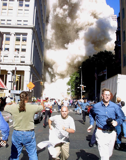 <strong>KAOS:</strong> Folk løper vekk fra tvillingtårnet som holder på å kollapse. Terrorangrepet på World Trade Center 11. september 2011, endret verden totalt. FOTO: NTB scanpix <strong>KAOS:</strong> Folk løper vekk fra tvillingtårnet som holder på å kollapse. Terrorangrepet på World Trade Center 11. september 2011, endret verden totalt. FOTO: NTB scanpix