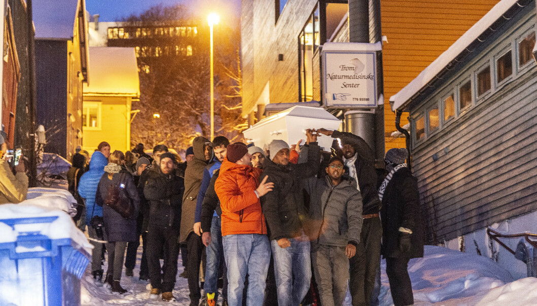 <strong>BÆRES TIL GRAVEN:</strong> 10. desember ble det holdt begravelse for moren og de to døtrene i Al-Noor-moskeen i Tromsø. Foto: Hans Arne Vedlog / Dagbladet. <strong>BÆRES TIL GRAVEN:</strong> 10. desember ble det holdt begravelse for moren og de to døtrene i Al-Noor-moskeen i Tromsø. Foto: Hans Arne Vedlog / Dagbladet.
