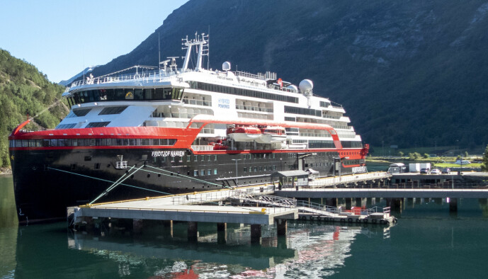 <strong>STRIDENS KJERNE:</strong> «MS Fridtjof Nansen» til kai i Hellesylt. Næringsdepartementet har besluttet at skipet ikke kan brukes til hotellutleie i norske havner. Foto: Lars Eivind Bones / Dagbladet <strong>STRIDENS KJERNE:</strong> «MS Fridtjof Nansen» til kai i Hellesylt. Næringsdepartementet har besluttet at skipet ikke kan brukes til hotellutleie i norske havner. Foto: Lars Eivind Bones / Dagbladet
