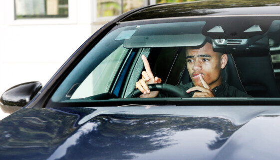 <strong>MÅ TRENE ALENE:</strong> Mason Greenwood ankommer Carrington, der han må trene alene. Foto: NTB scanpix <strong>MÅ TRENE ALENE:</strong> Mason Greenwood ankommer Carrington, der han må trene alene. Foto: NTB scanpix