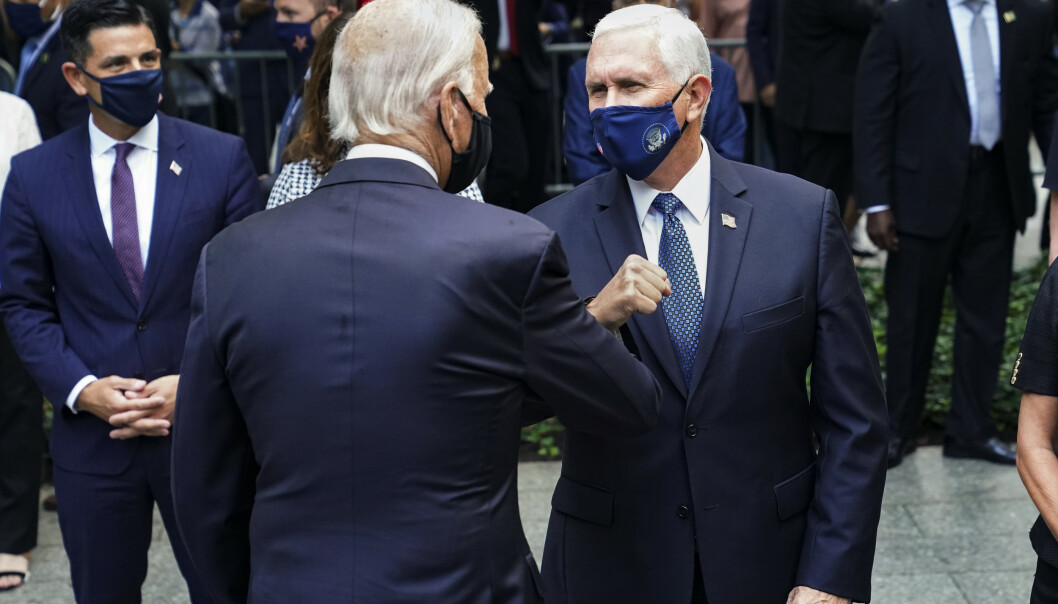 <strong>MØTTES:</strong> Demokratenes presidentkandidat, Joe Biden, hilste på den republikanske visepresidenten Mike Pence, under minnemarkeringen for 11. september i New York fredag. Foto: AP Photo/John Minchillo <strong>MØTTES:</strong> Demokratenes presidentkandidat, Joe Biden, hilste på den republikanske visepresidenten Mike Pence, under minnemarkeringen for 11. september i New York fredag. Foto: AP Photo/John Minchillo