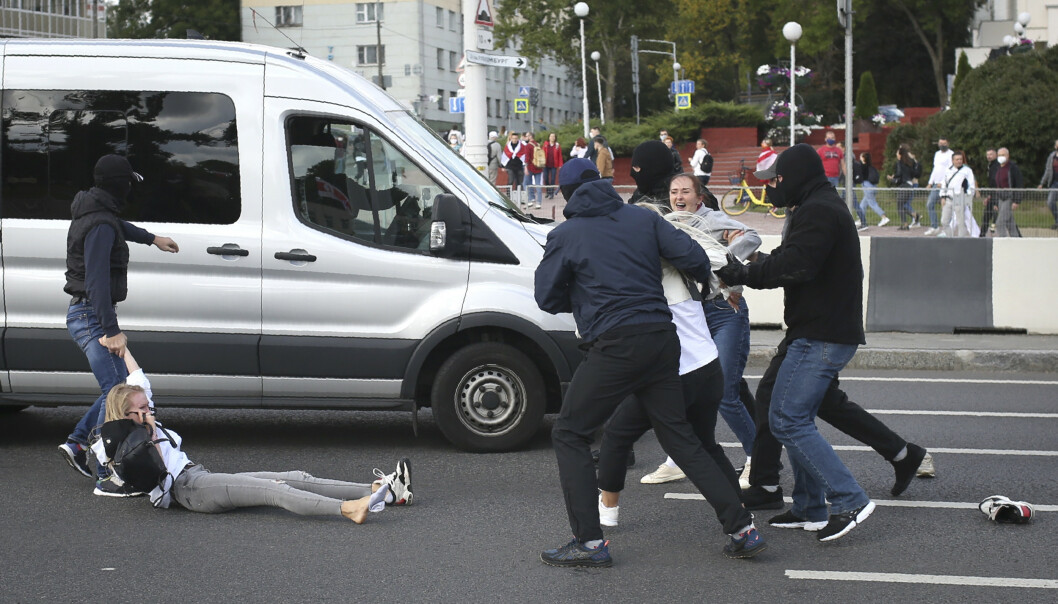 <strong>FORTSETTER:</strong> Det har vært protester i Minsk hver dag siden valget 9. august. Her blir demonstranter arrestert av politiet. Foto: NTB Scanpix. <strong>FORTSETTER:</strong> Det har vært protester i Minsk hver dag siden valget 9. august. Her blir demonstranter arrestert av politiet. Foto: NTB Scanpix.