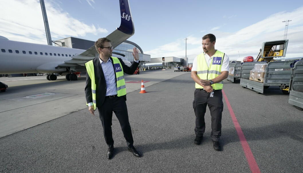 <strong>HJELP PÅ VEI:</strong> KrF-leder Kjell Ingolf Ropstad vinket mandag det norske medisinske teamet av gårde på Gardermoen. Johnny Aslaksen er leder for teamet som skal bistå greske myndigheter etter brannen i Moria-leiren. Foto: Stian Lysberg Solum / NTB Scanpix <strong>HJELP PÅ VEI:</strong> KrF-leder Kjell Ingolf Ropstad vinket mandag det norske medisinske teamet av gårde på Gardermoen. Johnny Aslaksen er leder for teamet som skal bistå greske myndigheter etter brannen i Moria-leiren. Foto: Stian Lysberg Solum / NTB Scanpix