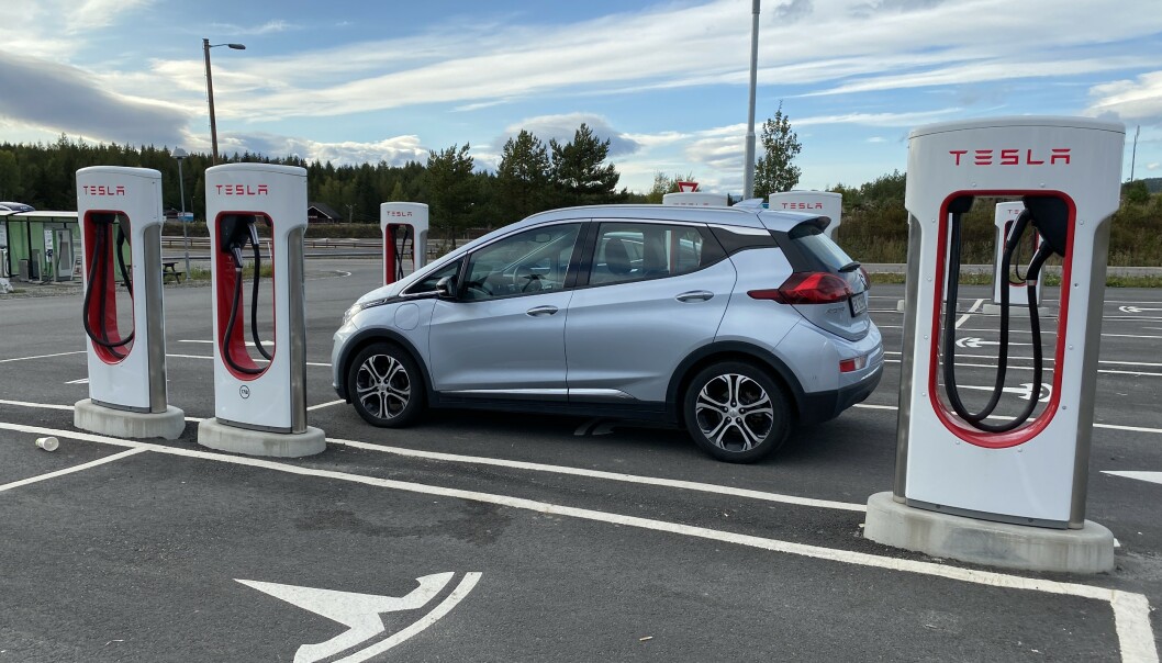 Andre biler lader gratis på Tesla-laderne Andre biler lader gratis på Tesla-laderne