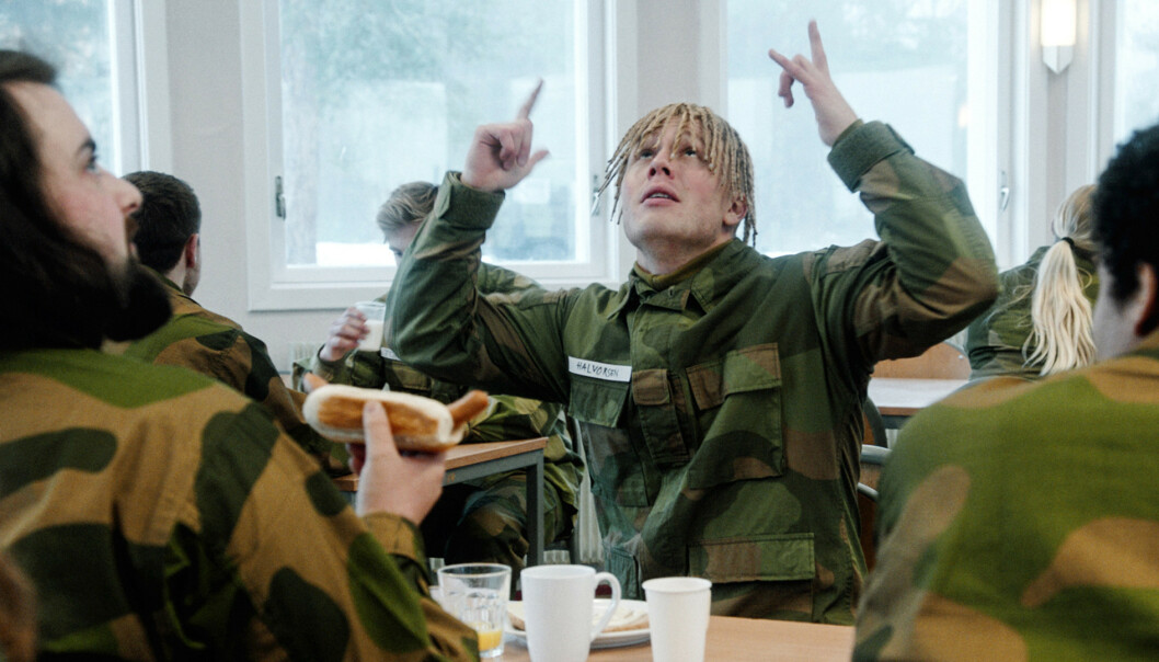 <strong>KRITISERES:</strong> Herman Flesvigs karakter Ola Halvorsen får hard medfart av en norsk rapper. Her fra en scene i «Førstegangstjenesten». Foto: NRK <strong>KRITISERES:</strong> Herman Flesvigs karakter Ola Halvorsen får hard medfart av en norsk rapper. Her fra en scene i «Førstegangstjenesten». Foto: NRK
