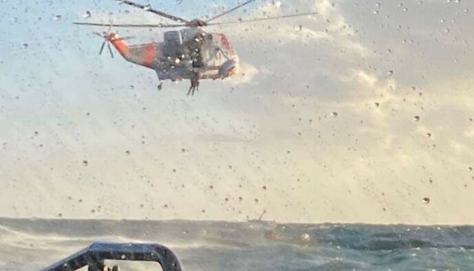 <strong>REDDET:</strong> De to personene ble reddet om bord i et Sea King-helikopter. Bortsett fra at de var litt forslått gikk det fint med dem, forteller båtfører Anders Christiansen. Foto: RS «Eivind Eckbo» <strong>REDDET:</strong> De to personene ble reddet om bord i et Sea King-helikopter. Bortsett fra at de var litt forslått gikk det fint med dem, forteller båtfører Anders Christiansen. Foto: RS «Eivind Eckbo»