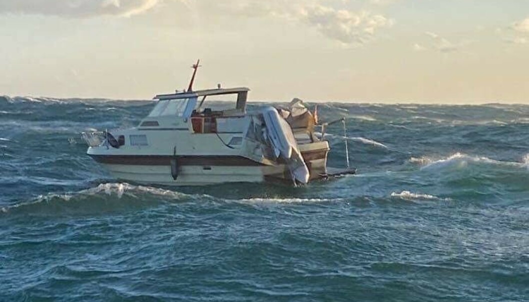 <strong>DREV MOT LAND:</strong> To personer i en cabincruiser opplevde motorstopp i svært grov sjø i Ytre Oslofjorden lørdag. Det skulle bli starten på en dramatisk redningsaksjon. Foto: RS «Eivind Eckbo» <strong>DREV MOT LAND:</strong> To personer i en cabincruiser opplevde motorstopp i svært grov sjø i Ytre Oslofjorden lørdag. Det skulle bli starten på en dramatisk redningsaksjon. Foto: RS «Eivind Eckbo»