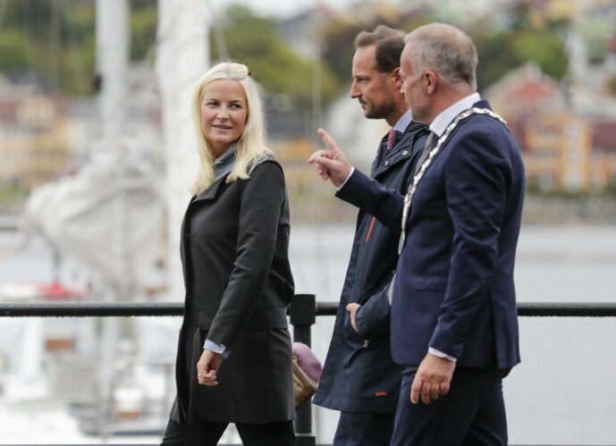 <strong>PÅ TUR:</strong> Kronprinsessen og kronprinsen i Kristiansund tirsdag formiddag. Foto: Berit Roald / NTB scanpix <strong>PÅ TUR:</strong> Kronprinsessen og kronprinsen i Kristiansund tirsdag formiddag. Foto: Berit Roald / NTB scanpix
