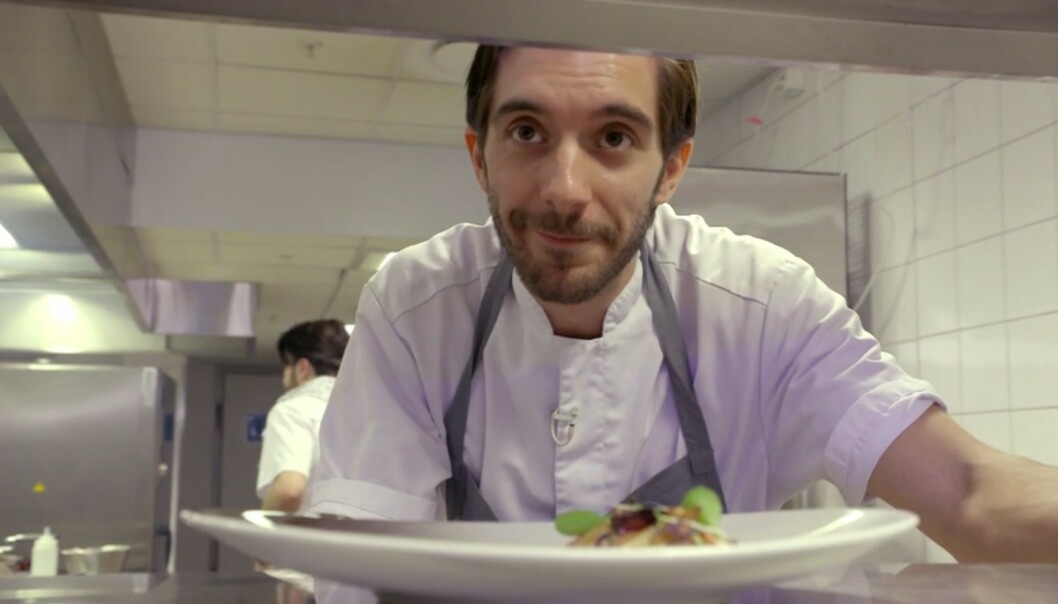<strong>GOURMETKOKK:</strong> Kenneth Jahnsen Collins har ferdigheter få kan skryte av på kjøkkenet - men serverte havregrøt og nudler til seg selv. Foto: Skjermdump/TV3 <strong>GOURMETKOKK:</strong> Kenneth Jahnsen Collins har ferdigheter få kan skryte av på kjøkkenet - men serverte havregrøt og nudler til seg selv. Foto: Skjermdump/TV3
