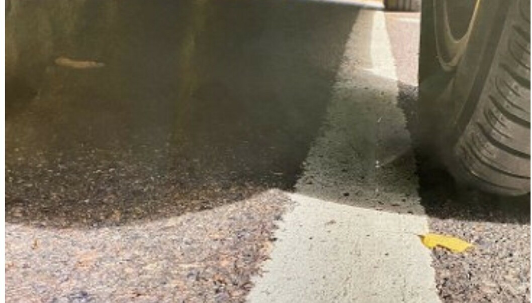<strong>IKKE LANGT OVER, MEN OVER:</strong> Turid Seljestads bilhjul sto ikke langt utenfor oppmerket linje, men likevel nok til å få bot. Foto: Tønsberg parkering <strong>IKKE LANGT OVER, MEN OVER:</strong> Turid Seljestads bilhjul sto ikke langt utenfor oppmerket linje, men likevel nok til å få bot. Foto: Tønsberg parkering