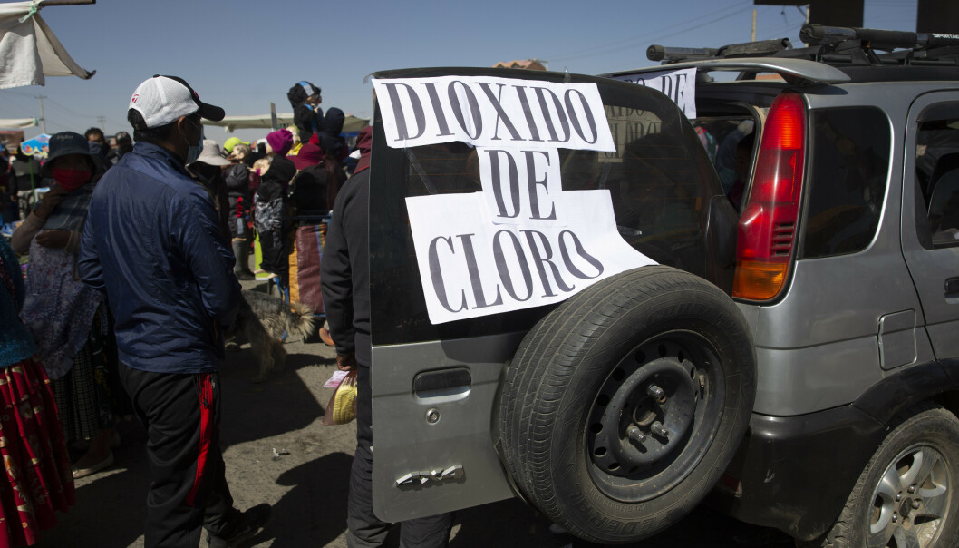 A man sells chlorine dioxide from his car in the Bolivian city of La Paz in August.  Photo: NTB.