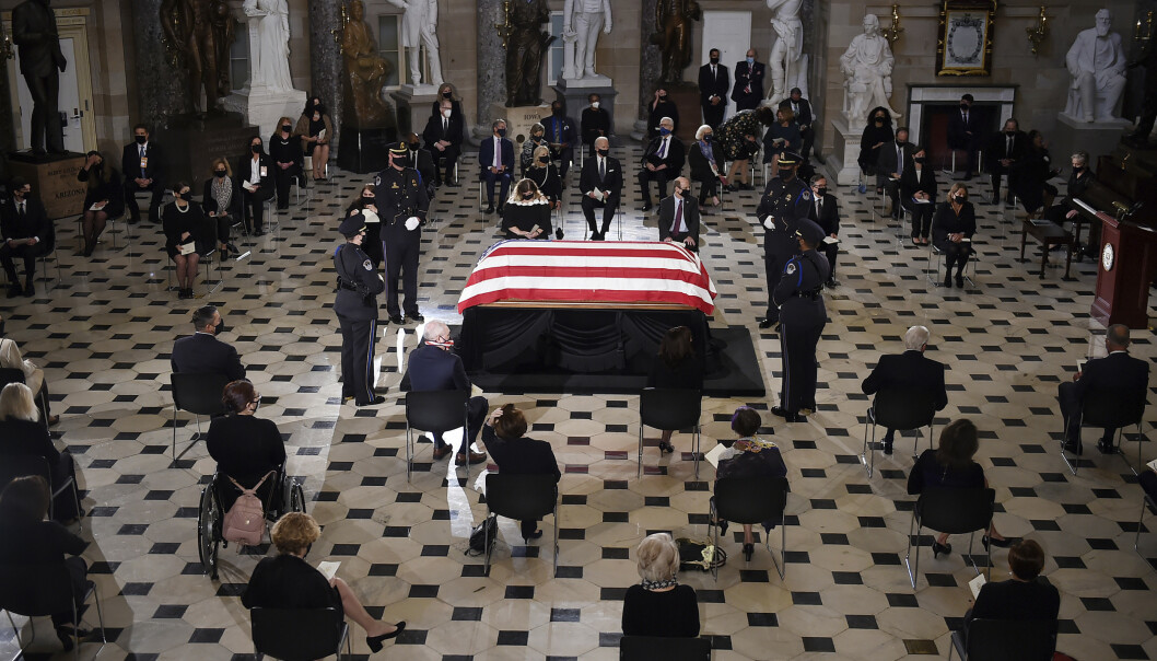 Ruth Bader Ginsburg's coffin in the Congress building on Friday.  Photo: Olivier Douliery / Pool / AP / NTB