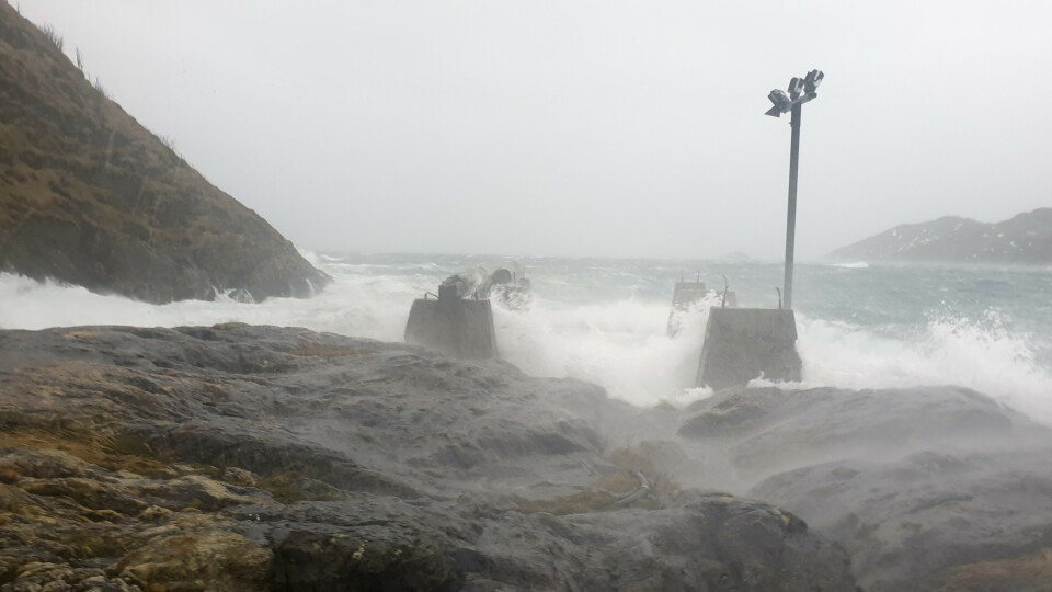 - Venter skader langs kysten og heftig tordenvær