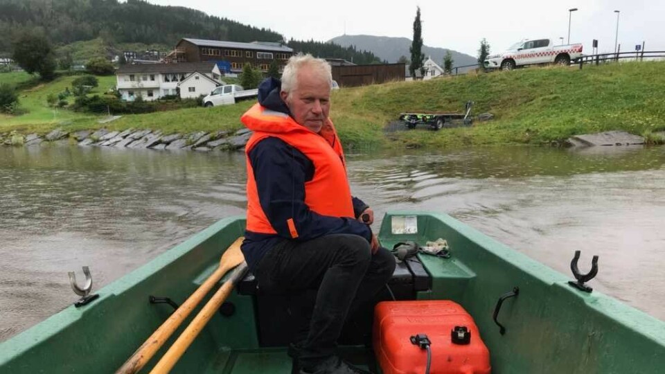 Harald skysser folk forbi raset i sin egen båt