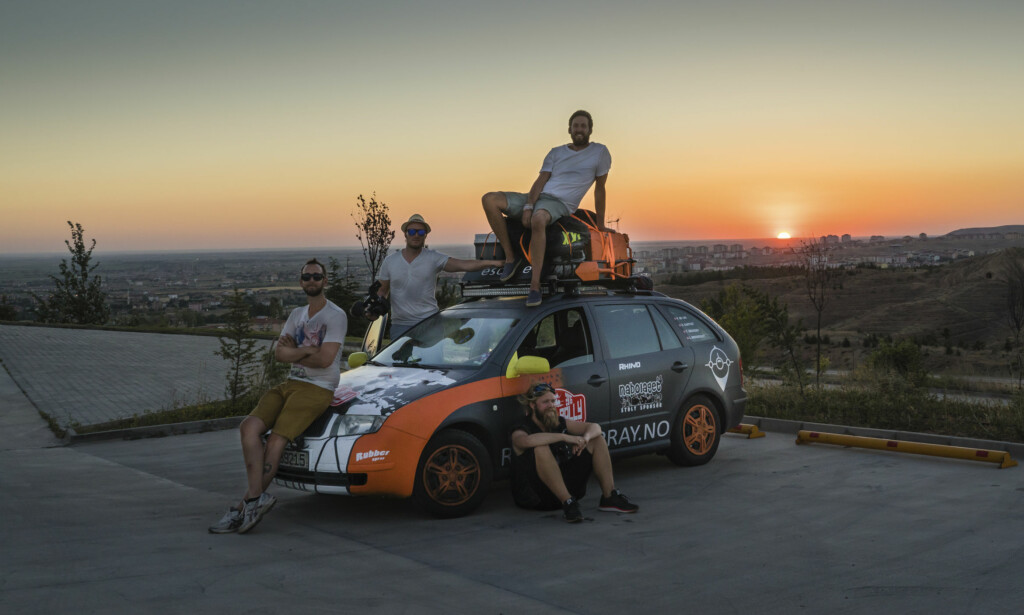 UTROLIG BILTUR: Den norske guttegjengen opplevde sitt livs bileventyr. Her forteller de om utfordringene og gledene underveis. Foto: Torkild Bredesen / Peter Bryng