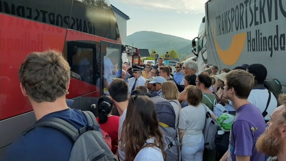 Fullt kaos: - Barn blir klemt mot bussen og gråter