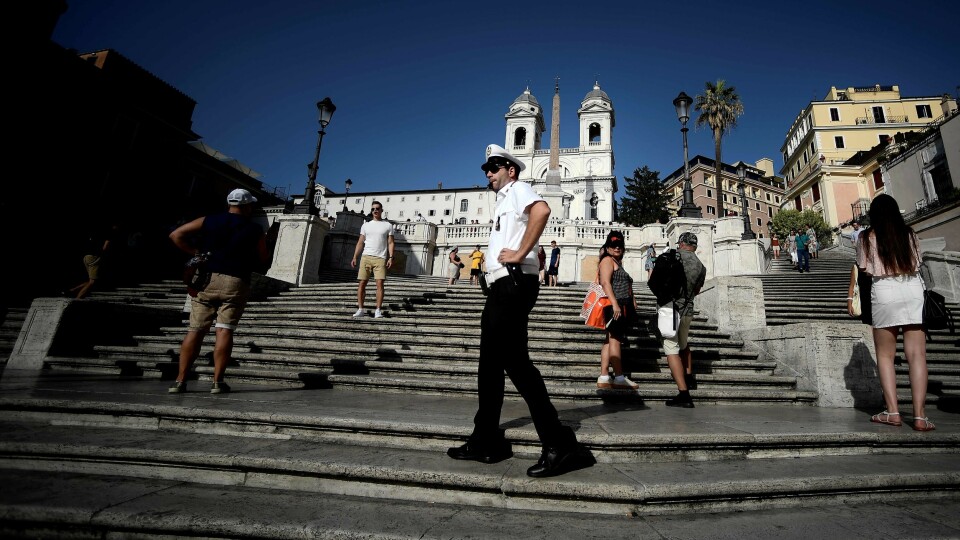 Roma forbyr turister å sitte i Spansketrappen